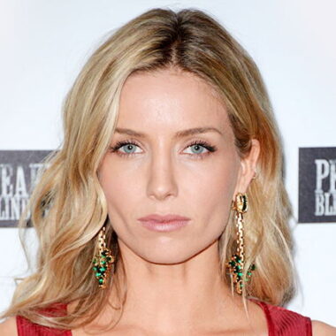 Аннабелль Уоллис