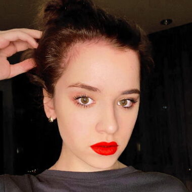 Анна Комарова